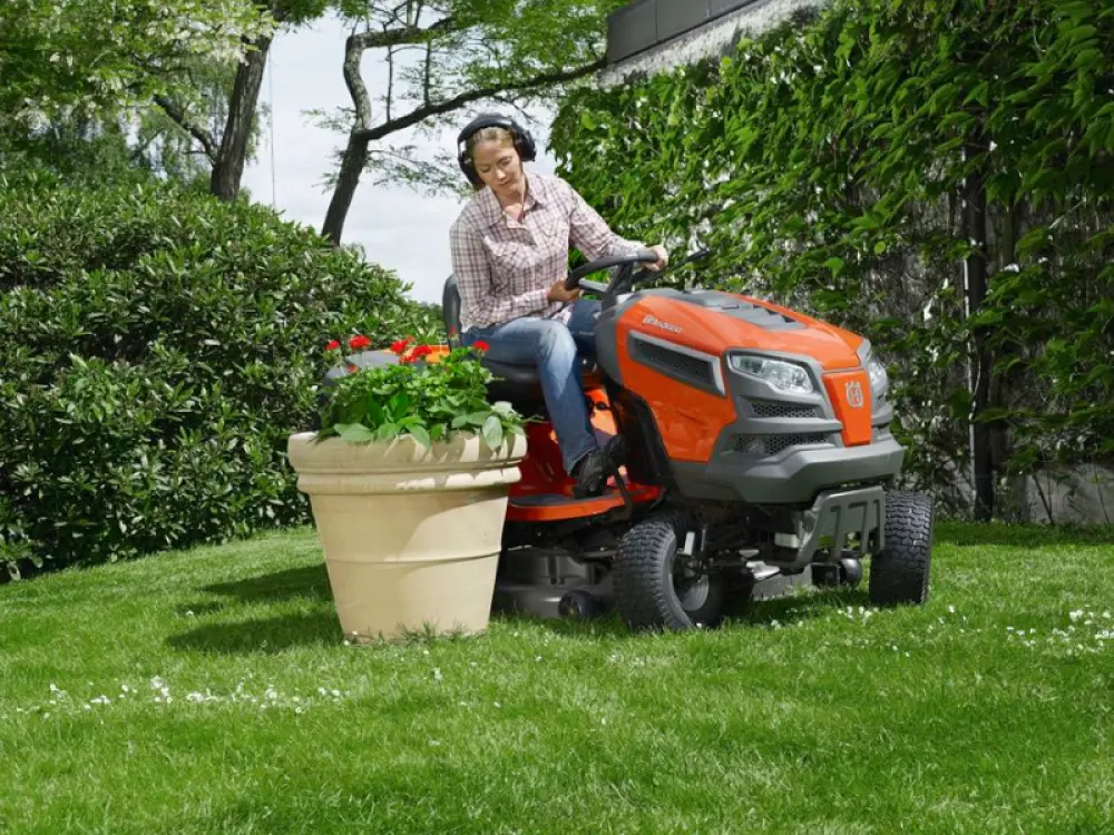 Trattorino rasaerba idrostatico Husqvarna TS138L piatto 97cm