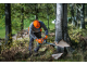 Motosega da abbattimento Husqvarna 450 S mentre taglia un albero nel bosco